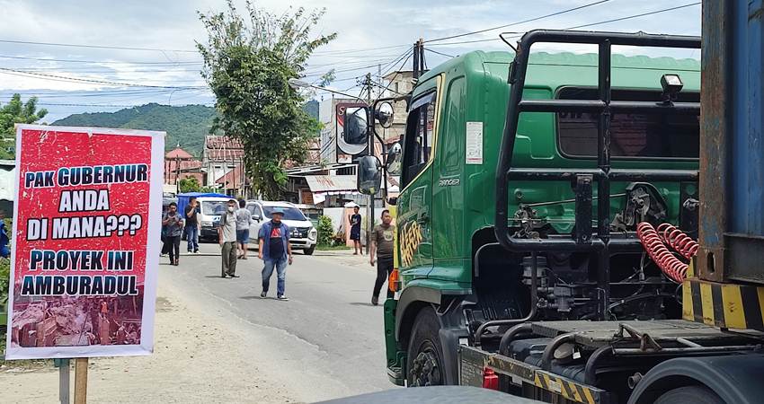 Aksi warga Tanggidaa yang memblokade ruas Jalan HOS Cokroaminoto, Kelurahan Heledulaa Utara, Kecamatan Kota Timur, Kota Gorontalo, Senin (3/6/2024). (Foto: Natha/Gorontalo Post).