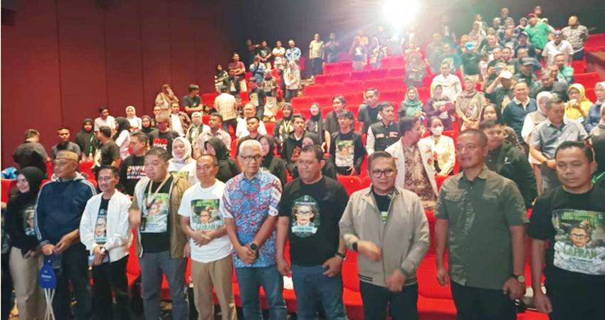 PJ Gubernur Gorontalo, Rudy Salahuddin bersama kader HMI di Gorontalo saat nonton bareng film LAFRAN, Sabtu (22/6).