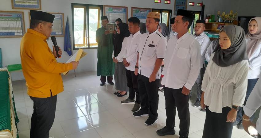 LANTIK. Wakil Bupati Hendra Hemeto saat melantik pengurus karang taruna Desa Prima Kecamatan Asparaga.