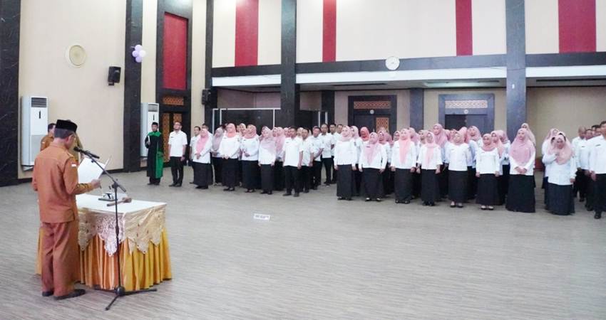 Plh Wali Kota Gorontalo, Ismail Madjid ketika melantik 500 PPPK di lingkungan Pemerintah Kota Gorontalo, Senin (3/6/2024). (Foto: Prokopim Pemkot)