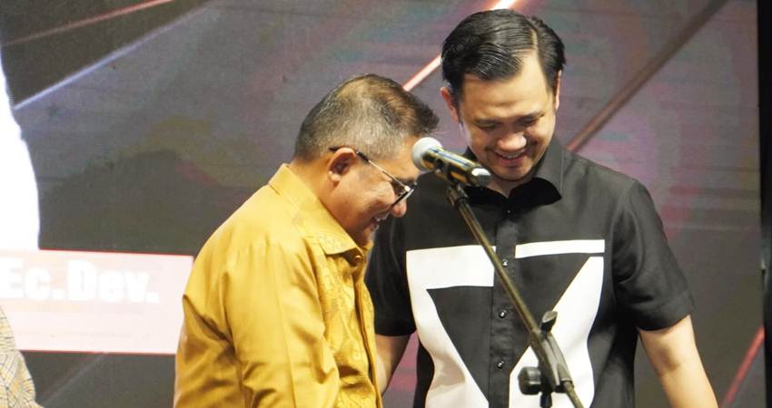 Wali Kota Gorontalo, Marten Taha dan Ryan F. Kono ketika menyampaikan pidato terakhir pada Farewel Night Matahari (Marten Taha-Ryan F. Kono) Sahabat Selamanya yang dirangkaikan dengan puncak peringatan Hari Pendidikan Nasional (Hardiknas) tahun 2024, Sabtu (1/6/2024) malam di Lapangan Taruna Remaja Kota Gorontalo.