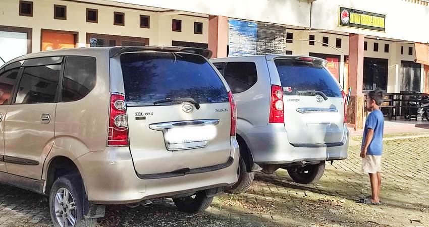 Dua unit Mobil minibus yang digunakan untuk mengangkut miras jenis cap tikus asal Sulut diamankan Polres Bone Bolango. (Foto: Natha/Gorontalo Post)