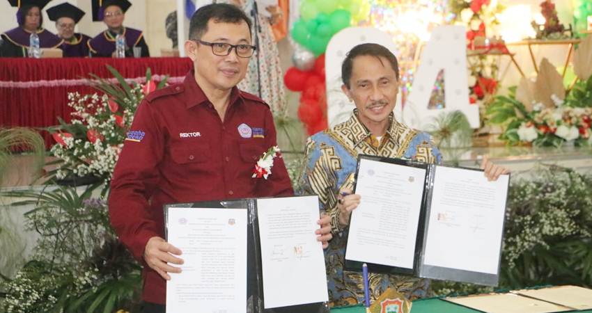 MoU. Bupati Gorontalo Nelson Pomalingo bersama Rektor Unsrat seusai menandatangani MoU