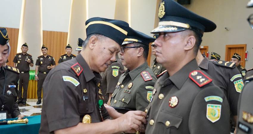 Kajati Gorontalo, Purwanto Joko Irianto saat melantik Pejabat Eselon II dan Pejabat Eselon III di lingkungan Wilayah Hukum Kejaksaan Tinggi Gorontalo, Kamis (6/6).
