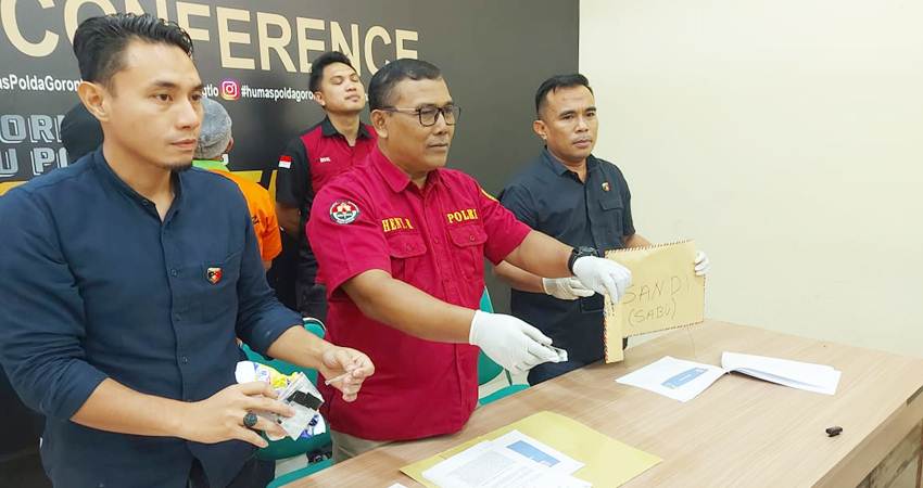 Pelaksanaan press rilis oleh Bid Humas Polda Gorontalo terkait dengan pengungkapan peredaran narkoba di wilayah Gorontalo.