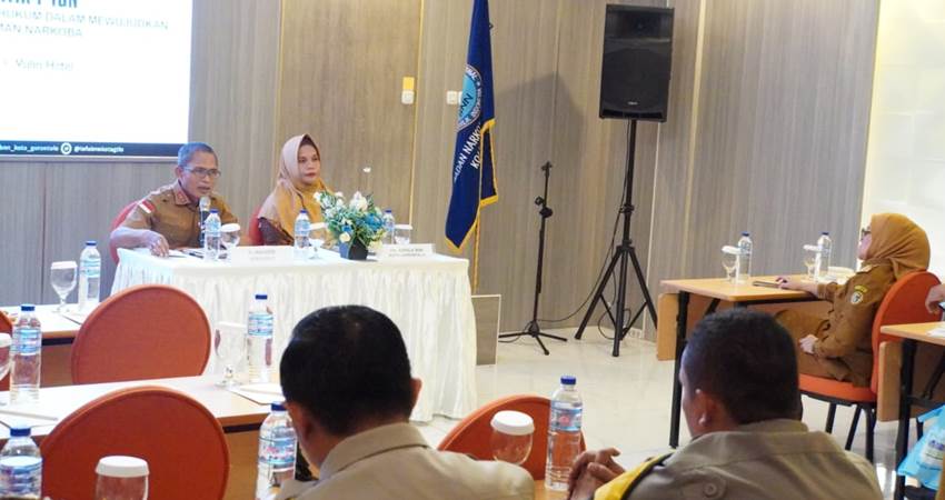 Plh Wali Kota Gorontalo, Ismail Madjid ketika membuka sekaligus memberikan sambutan pada kegiatan workshop tematik P4GN yang membahas terkait implementasi aspek hukum dalam mewujudkan kota tanggap ancaman narkoba, Selasa (11/6/2024) di Ballroom Hotel Yulia. (Foto: Prokopim)
