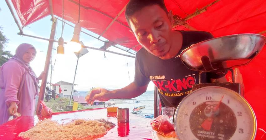 Musim nike, para penjual mulai menjajakan jualannya di sepanjang Leato, karena banyak diburu pembeli di Gorontalo dan luar daerah saat melintas di Jalan R. Atje Slamet, Kelurahan Leato Utara, Kecamatan Dumbo Raya, Kota Gorontalo, Senin (10/6). (F. Natha/ Gorontalo Post)