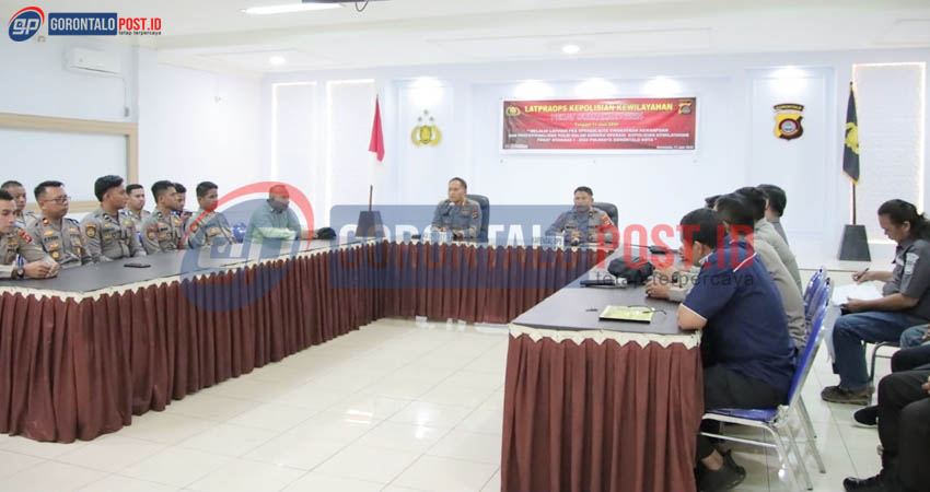 Kapolresta Gorontalo Kota, Kombes Pol. Dr. Ade Permana,S.I.K,M.H, membuka secara langsung pelaksanaan Latihan Pra Operasi Kepolisian Kewilayahan Pekat Otanaha I tahun 2024.