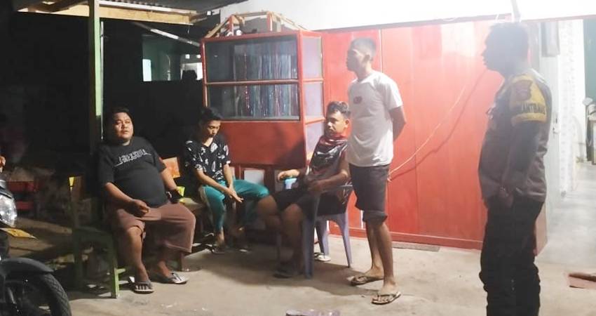 Petugas saat melakukan patroli di salah satu tempat perkumpulan warga di wilayah Hukum Polsek Limboto.