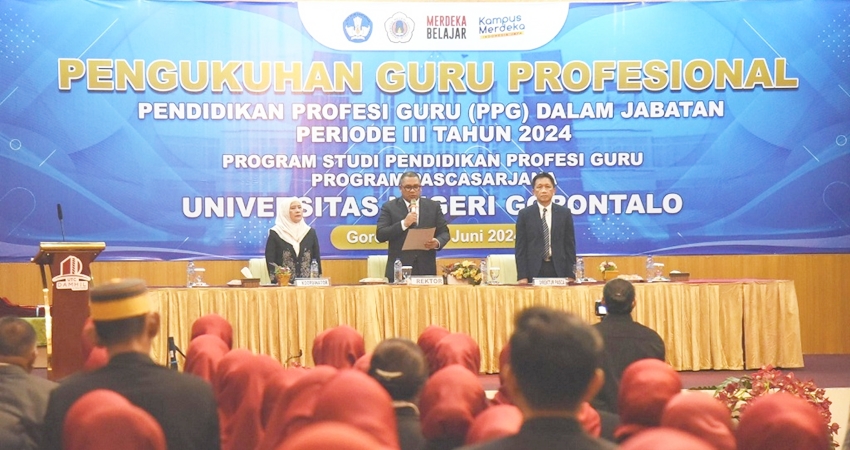 PENGUKUHAN Guru profesional, pendidikan profesi guru dalam jabatan oleh rektor Universitas Negeri Gorontalo (UNG), Prof. Eduart Wolok, Selasa (25/6). (foto : dok / ung)