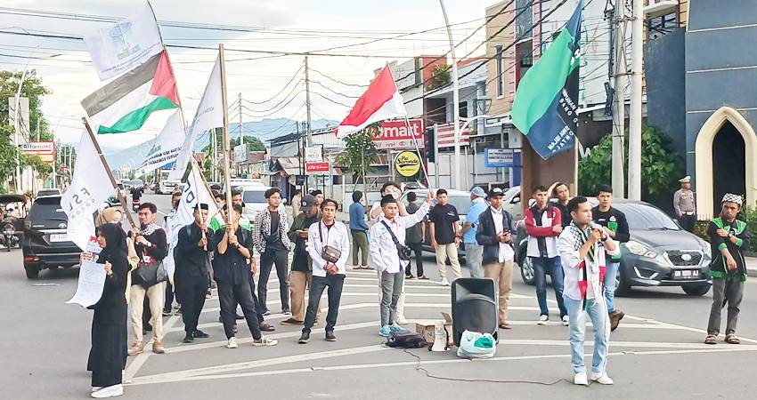 Aksi damai bela Palestina yang digelar di Simpang Lima Gorontalo, Ahad (9/6). (Foto: Kharisma Aulia /mg / gorontalo post)