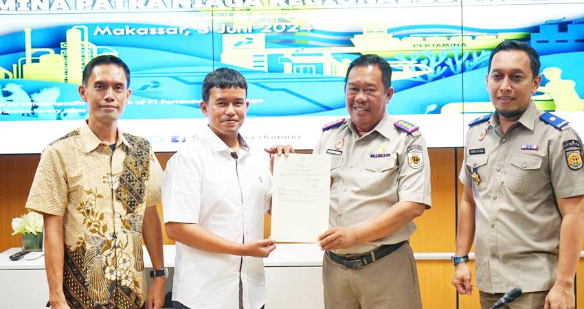 PT Pertamina Patra Niaga Sulawesi menerima sertifikat tanah elektronik dari Kantor Pertanahan Kota Makassar, Senin (3/6). (foto : dok / pertamina)