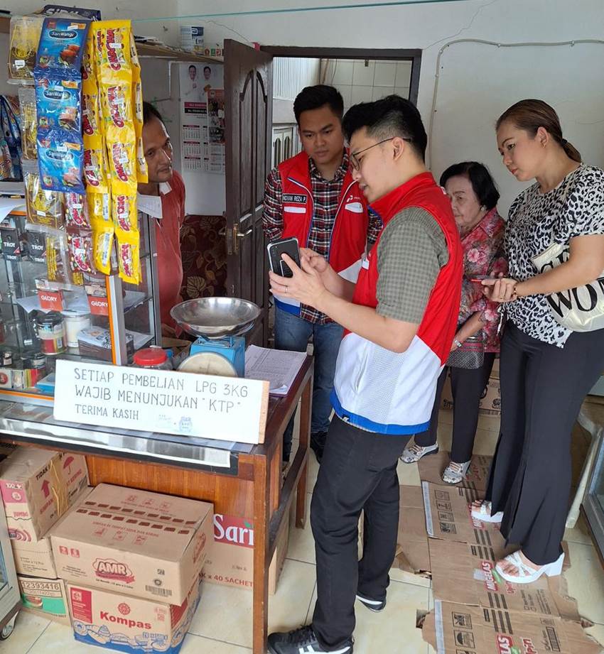 Saat ini pembelian LPG 3 Kg harus menunjukan KTP, penerapannya akan terus diawasi Pertamina, seperti saat monitoring yang dilakukan Pertamina Patra Niaga Sulawesi, di Manado, Sulawesi Utara, Sabtu (1/6). (foto : dok / pertamina)