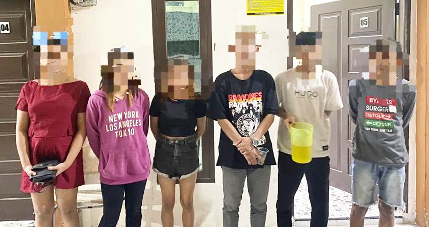 Enam muda-mudi yang diamankan polisi lantaran kedapatan mengkonsumsi Miras di salah satu kosan di Kota Gorontalo.