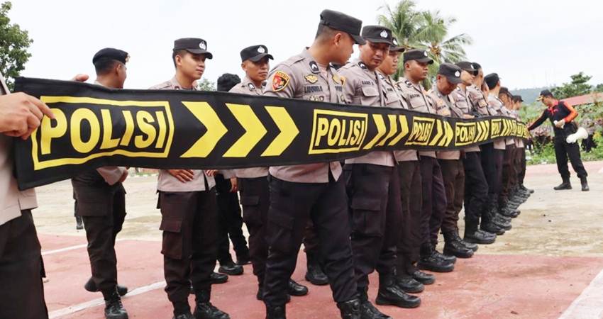Personel Polres Boalemo saat melakukan simulas pengendalian masa aksi saat Pilkada.