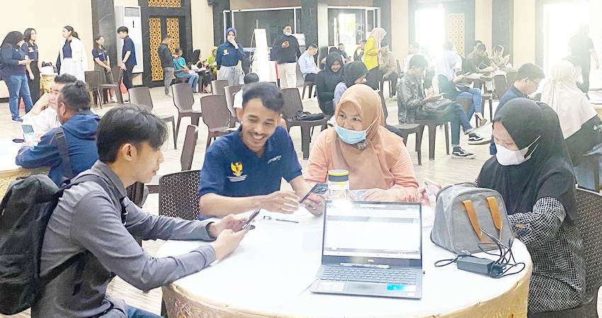 KARTU PRAKERJA : Masyarakat antusias mendaftar kartu prakerja gelombang 69 dan langsung mendapat pendampingan cara mendaftar, berlangsung di aula rumah dinas Wali Kota Gorontalo, Rabu (5/6). (foto : suci amanah/mg/ gorontalo post)