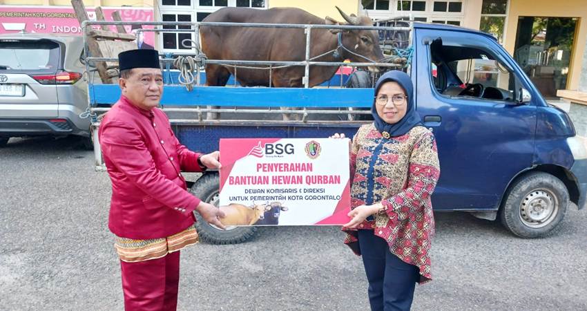 Asisten I Setda Kota Gorontalo, Arifin Mohammad ketika menerima hewan qurban dari manajemen BSG Cabang Gorontalo. (Foto: Prokopim)