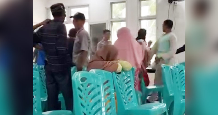 Potongan vidio suasana ricuh saat rapat tentang bantuan sapi di Desa Pontolo Atas Kecamatan Kwandang Kabupaten Gorontalo Utara.