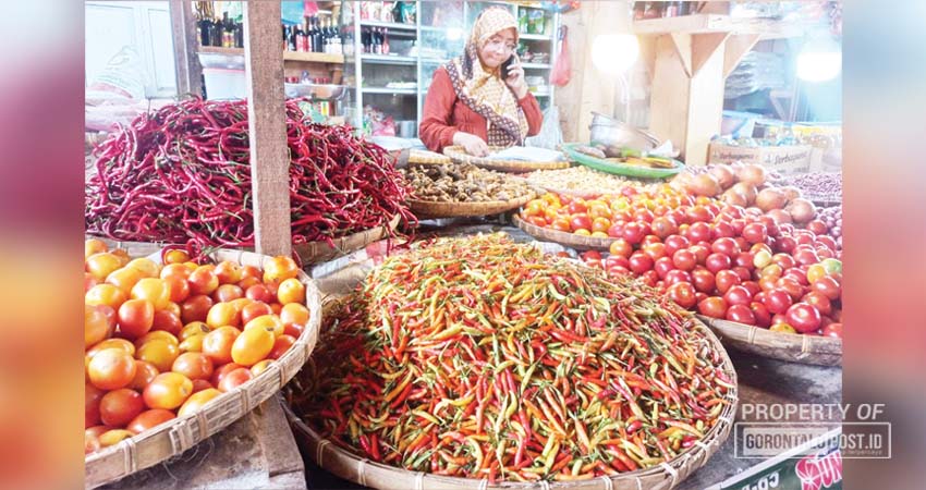 Pedagang di pasar tradisional saat menunggu pembeli.(foto:Hamdan/GP)