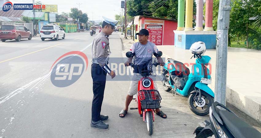 Banyak sepeda listrik yang ditemukan melintas di jalan raya atau jalur utama. Padahal sesuai dengan Permenhub, hal tersebut tidak bisa, karena sepeda listrik hanya dapat melintas di jalur khusus, pemukiman atau perumahan dan beberappa tempat lainnya sebagaimana yang telah diatur.