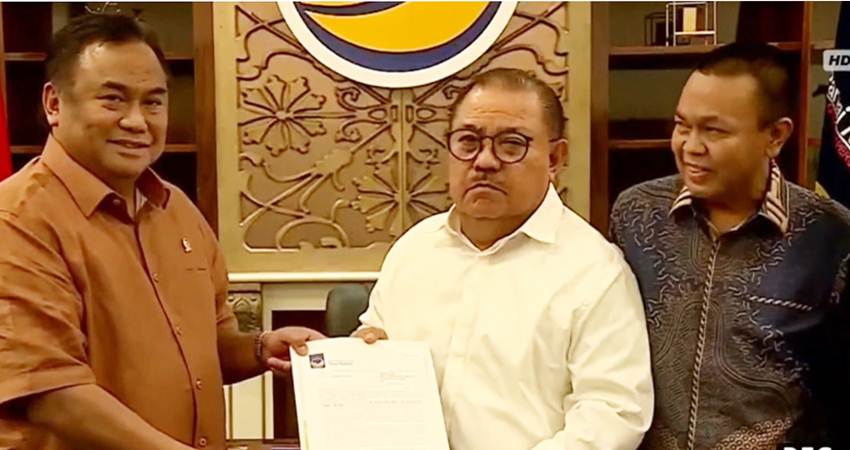Ketua DPP bidang ekonomi Rachmat Gobel menyerahkan rekomendasi dukungan untuk pasangan Tony Uloli-Rustam Akili di kantor DPP Nasdem, Sabtu (8/6).