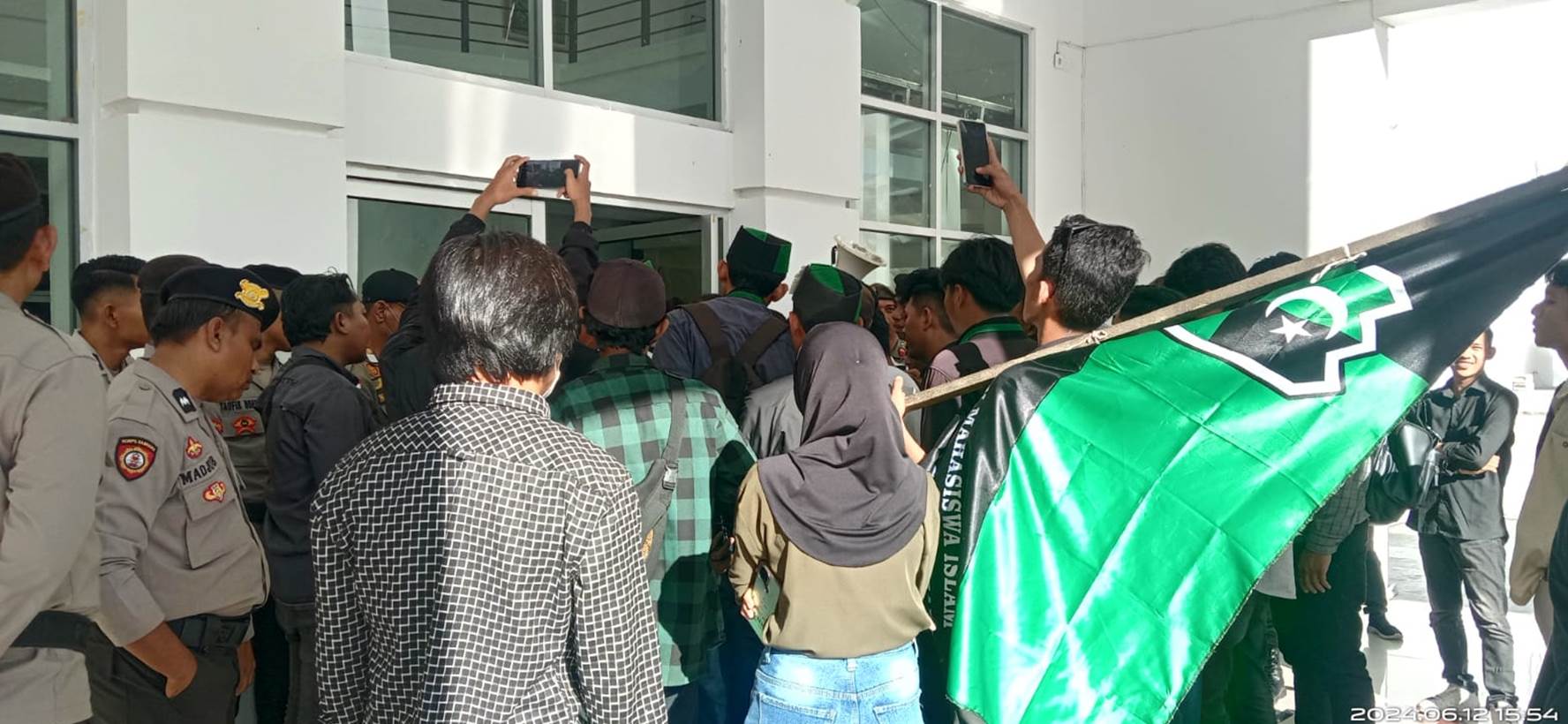 Unjuk rasa mahasiswa di Deprov Gorontalo menolak pemberlakuan tabungan perumahan rakyat (Tapera), kemarin (12/6). (Rahmat Malik-Gorontalo Post)