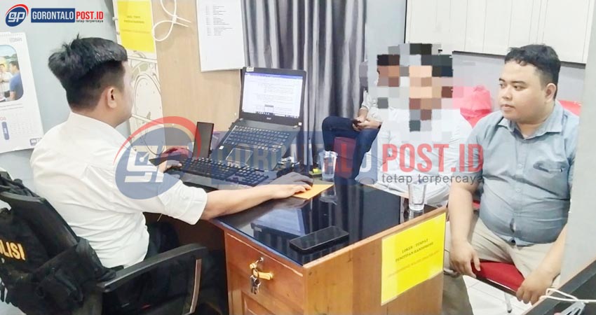 Pemeriksaan salah seorang tersangka yang diduga menggadaikan mobil cicilan.