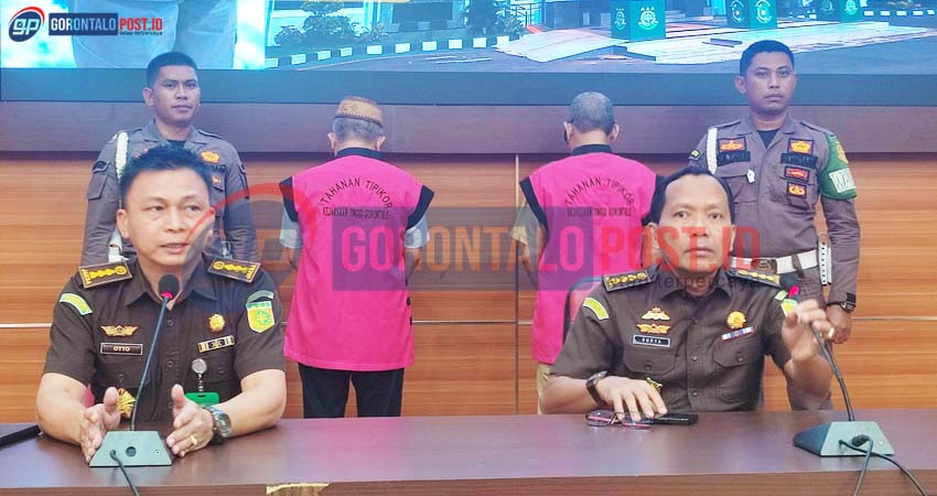 Dua tersangka dugaan gratifikasi proyek eks Jalan Panjaitan Kota Gorontalo mengenakan rompi warna merah jambu dengan tangan diborgol saat ditahan Kejati Gorontalo, Selasa (11/6). (Foto: Natha/Gorontalo Post).