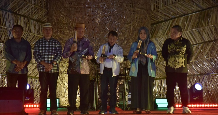 TUTUP. Suasana penutupan FPDL yang dihadiri oleh Deputi dari Kementrian Pariwisata.