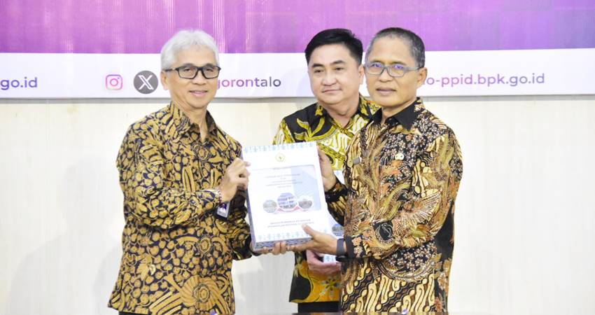 Foto bersama Plh Wali Kota Gorontalo, Ismail Madjid, Ketua DPRD Kota Gorontalo, Hardi Sidiki dan pimpinan BPK RI.