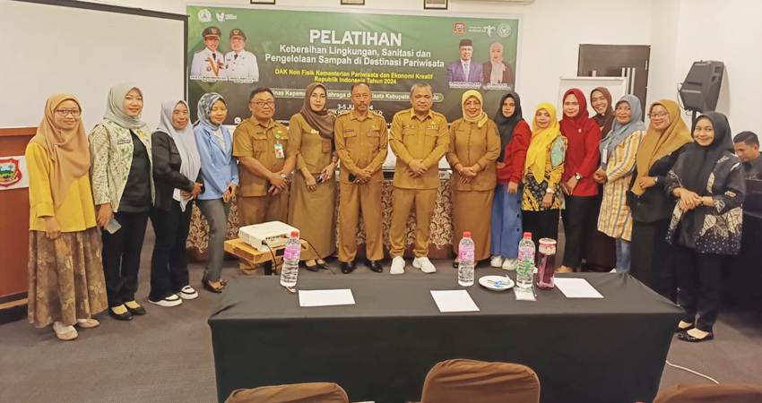 BERSAMA. Wakil Bupati Hendra Hemeto (tengah) didampingi Kepala Dinas Pariwisata dan stallholder saat foto bersama seusai pemberian materi
