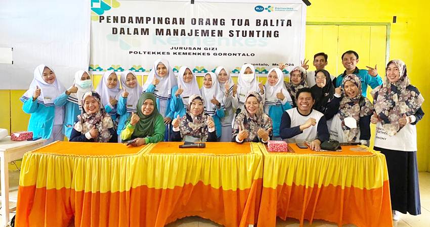 Foto bersama Dosen dana Mahasiswa Poltekkes Gorontalo setelah melakukan pendampingan Orang Tua Balita Stunting, Jum'at (31/5/2024) (F. Istimewa)