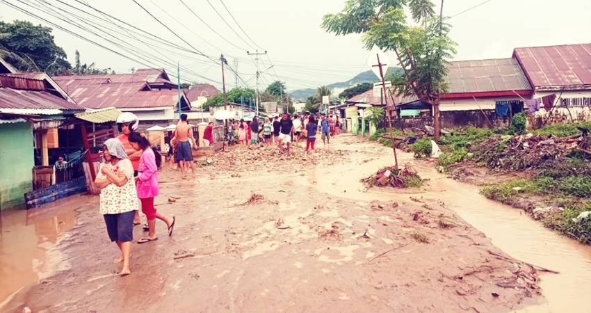 Kondisi banjir yang melanda Kelurahan Tenilo akibat dua cekdam di wliayah itu sudah tidak berfungsi lagi.