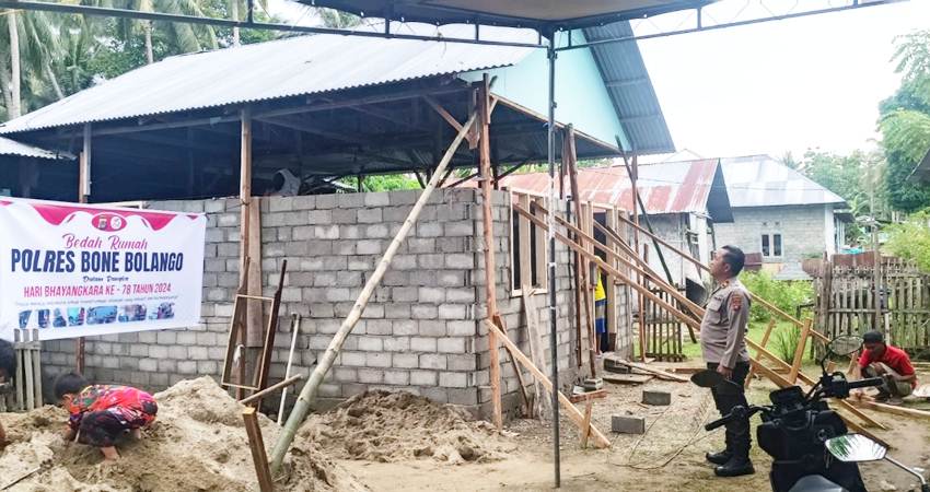 Proses pengerjaan bedah rumah milik Jufri Bahuwa warga Botupingge, Kabupaten Bone Bolango, Kamis (20/6).