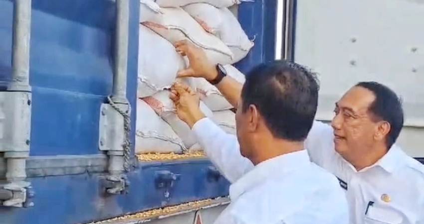 Kepala Dinas Pertanian Provinsi Gorontalo Muljady D Mario mendampingi Menteri Pertanian Amran Sulaiman saat melepas jagung Gorontalo yang akan dikirim ke Filipina.