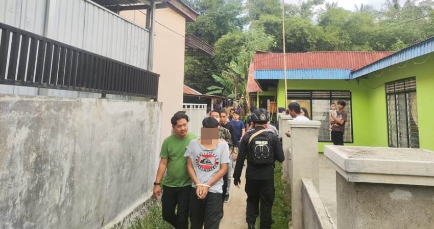 Pelaku judi sabung ayam yang diamankan petugas saat Operasi Pekat di wilayah Desa Mongolato Kabupaten Gorontalo, Ahad, (16/6).