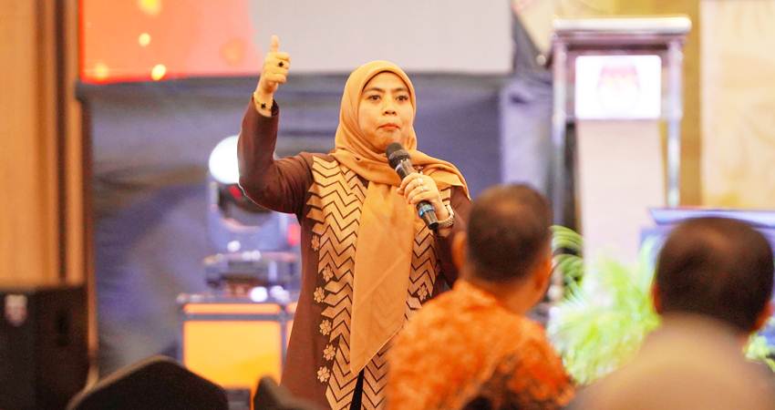 Anggota KPU RI, Betty Epsilon Idroos saat menghadiri rapat evaluasi Coklit, berlangsung di Hotel Aston Gorontalo, Selasa (9/7). (foto : dok / kpu)