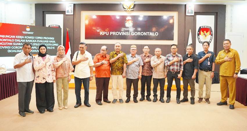 Komisi I DPRD Provinsi Gorontalo fotobersama dengan KPU Provinsi Gorontalo, usai pertemuan terkait PSU Dapil VI, di kantor KPU, Selasa (16/7). (foto : dok / kpu)