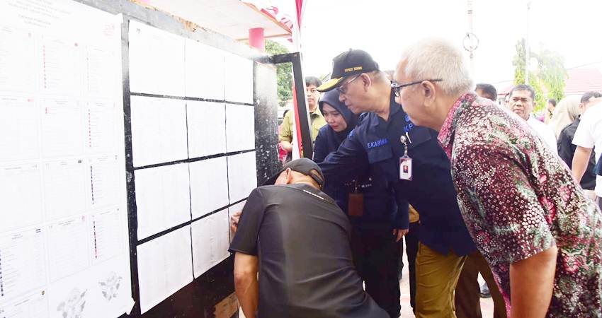 Pj. Gubernur Gorontalo Rudy Salahuddin saat meninjau pelaksanaan Pemungutan Suara Ulang di TPS 3 Molombulahe Kecamatan Paguyaman, Kabupaten Boalemo, Sabtu, (13/7/2024). Selain di Paguyaman, di Boalemo Rudy juga meninjau TPS 01 Desa Limbato, Tilamuta. (Foto – Nova/Diskominfotik).