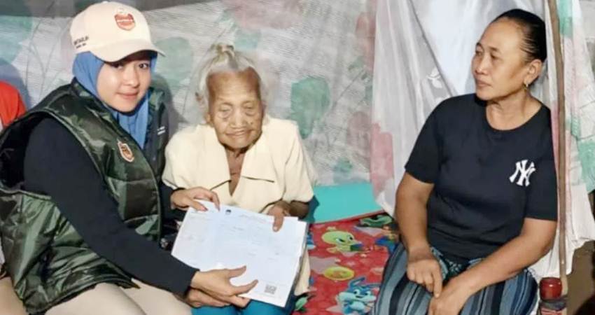 UMUR PANJANG - Pantarlih mendata, Painem, warga Desa Sidoharjo, Tolinggula, yang merupakan pemilih dengan usia 113 tahun. (foto : istimewa)