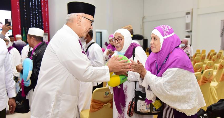 TAMU ALLAH : Pj. Gubernur Gorontalo Rudy Salahuddin menerima kembali jemaah haji Gorontalo yang tergabung dalam kelompok terbang (kloter) 12 UPG, di aula El Madinah Mess Haji Provinsi Gorontalo, Selasa (2/7). (Foto – Nova/ Diskominfotik)