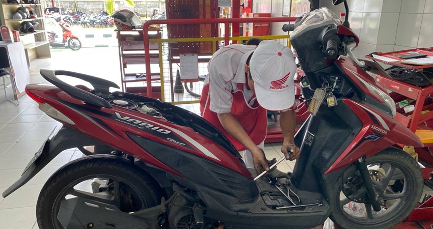 Teknisi sepeda motor honda dengan profesional saat melakukan servis kenderaan sepeda motor Honda, di bengkel resmi Honda. (foto : dok / daw)