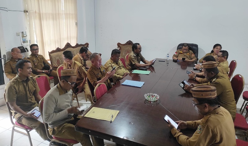 Suasana rapat pembahasan penanganan bencana alam di ruangan Asisten I Setda Kota Gorontalo yang ditetapkan sebagai posko bencana, Selasa (9/7/2024). (Foto: Pemkot Gorontalo)