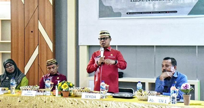 APRESIASI. Sekretaris Daerah Roni Sampir saat melakukan penilaian di RSUD Boliyohuto yang dihadiri oleh sejumlah pihak terkait