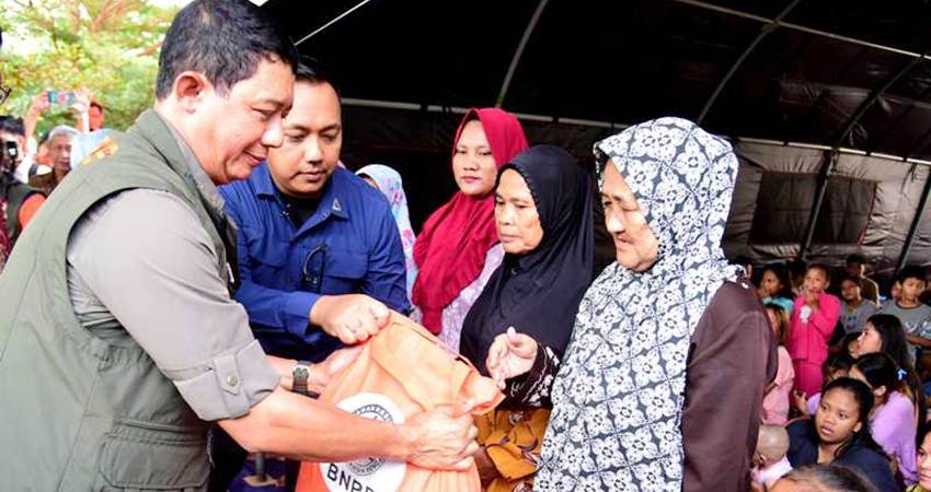 TANGGAP BENCANA : Kepala BNPB, Letjen TNI Suharyanto menyerahkan simbolis bantuan bagi korban bancana di Kabupaten Gorontalo, Selasa (16/7). (foto : haris / diskominfotikprov)