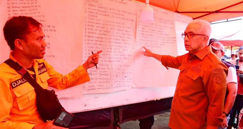 Pj. Gubernur Gorontalo Rudy Salahuddin (kanan) saat meninjau posko korban longsor di Desa Tulabolo, Kecamatan Suwawa Timur, Kabupaten Bone Bolango, Selasa (9/7/2024). (Foto: Haris-Kominfotik)