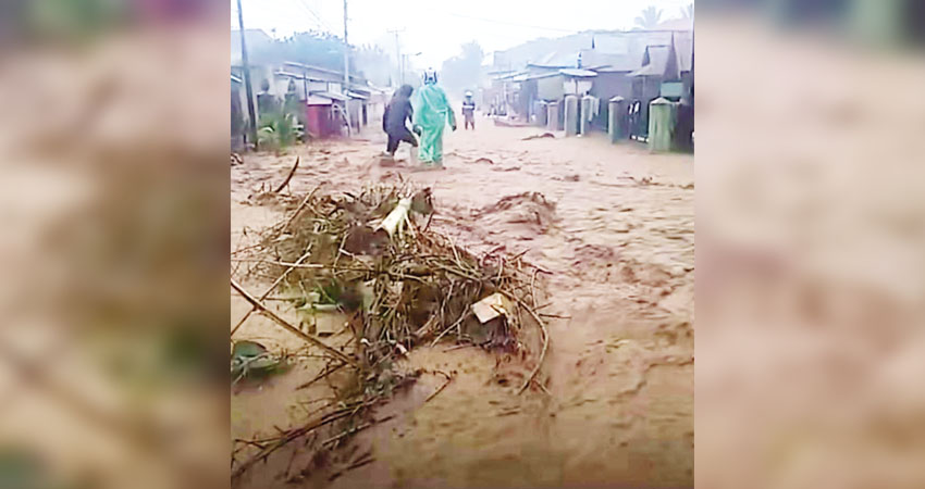 PORAKPORANDA - Kondisi Kelurahan Tenilo, Kota Gorontalo yang porakporanda akibat banjir bandang, seorang warga dilaporkan tewas karena banjir dan longsor di Tenilo, Rabu(10/7)