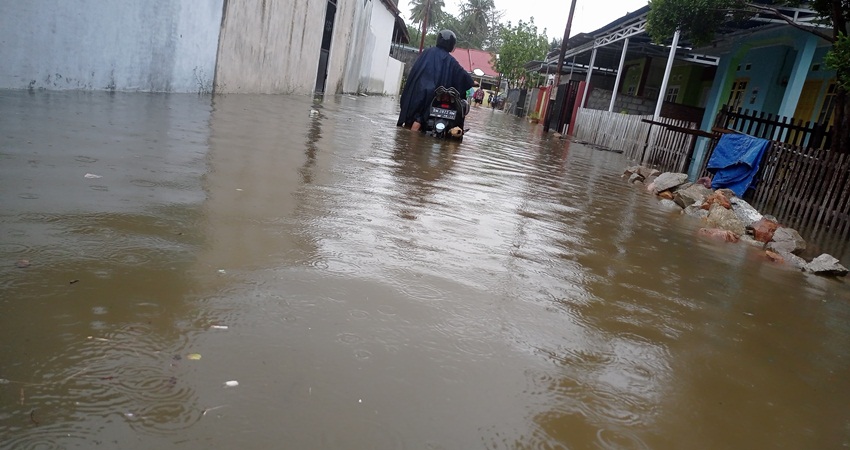 Banjir menggenangi salah satu kawasan perumahan di Tenggela, Kabupaten Gorontalo, kemarin. (Rahmat Malik-Gorontalo Post)