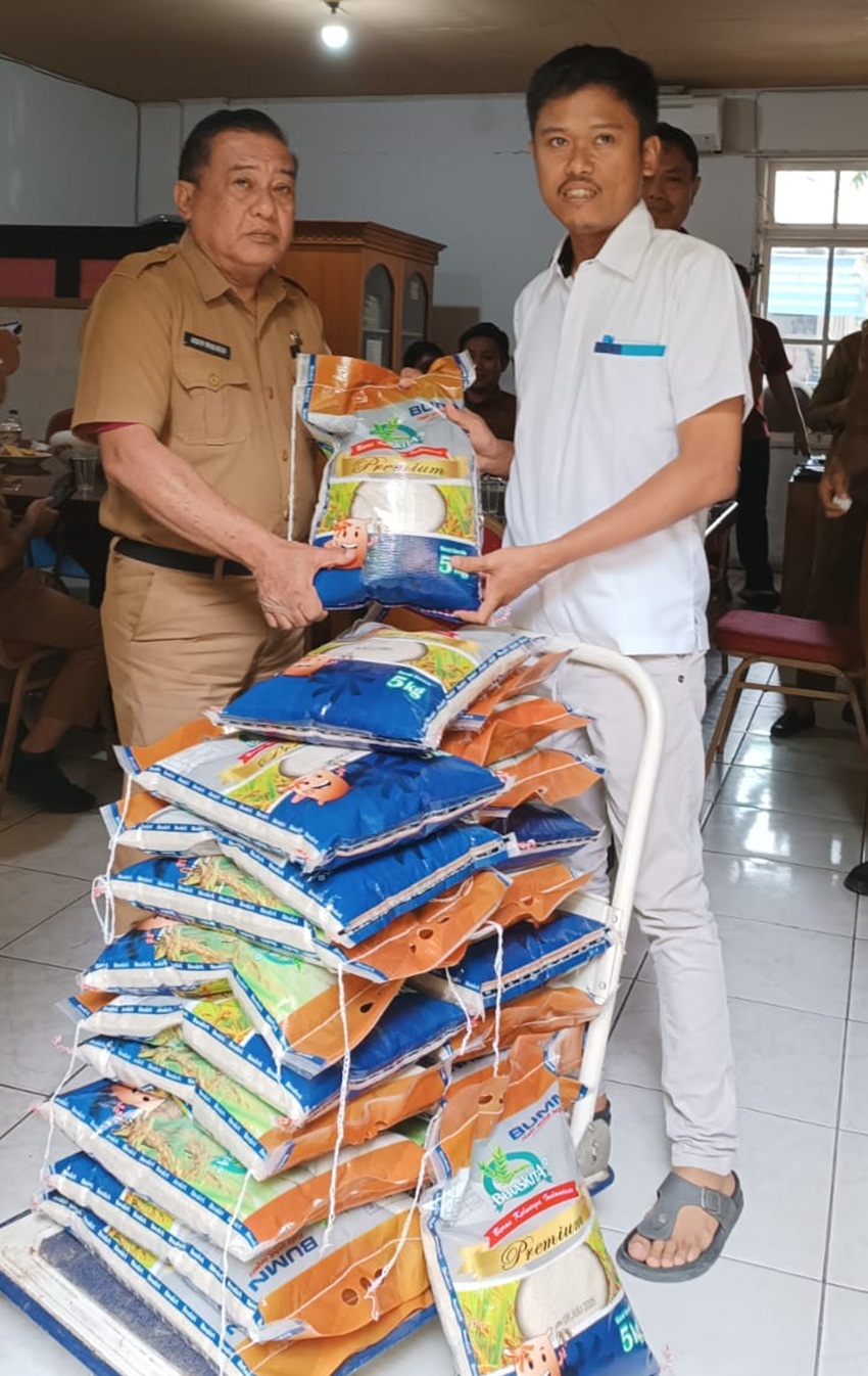 Penyerahan bantuan dari Bulog Gorontalo ke Pemerintah Kota Gorontalo. (Foto: Lina)