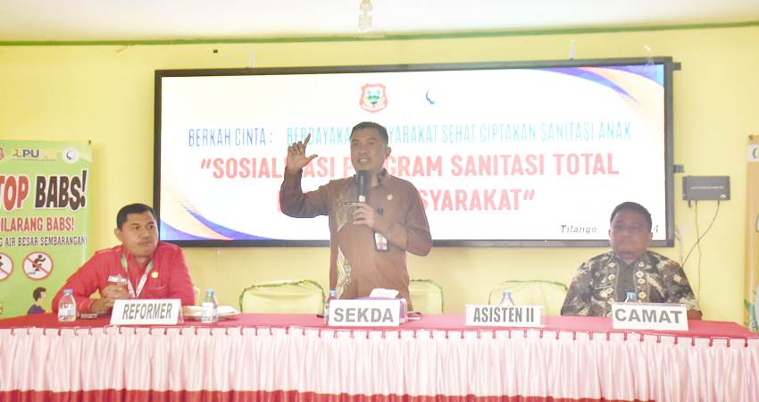 BUKA. Plh Sekda Haris Tome saat membuka sosialisasi program dihadapan Masyarakat Desa Tenggela.